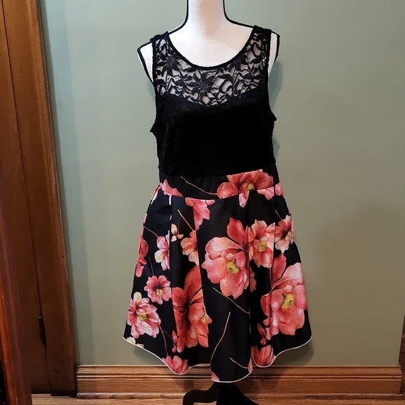 HP! 🌺Lace flower dress🌺 - Picture 3 of 8